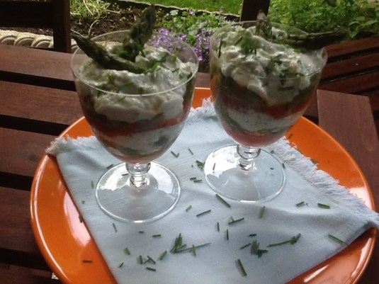 Antipasto fresco con asparagi e peperoni